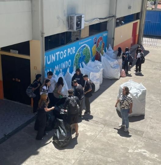 Evento Sucesso no Desafio Recicla mais em nossa ETEC!!