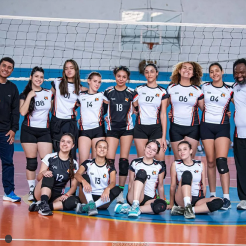 Time de Vôlei Feminino com os Professores Renan e Manu